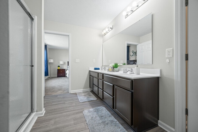 Building Photo - 4007 Woodview Dr