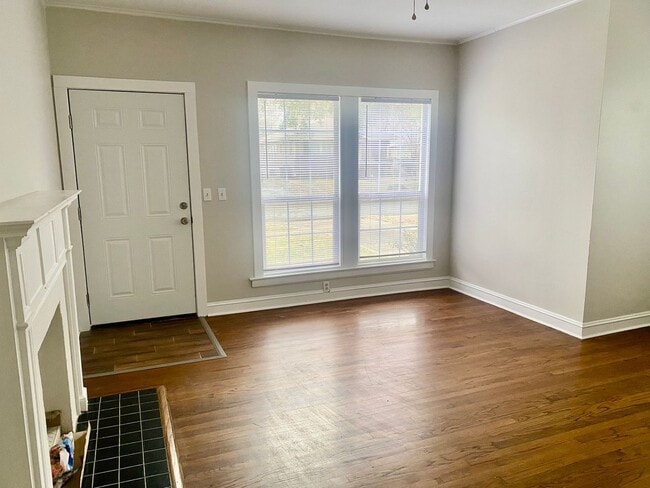 Building Photo - Charming 2-Bedroom Duplex for Lease – South Highlands