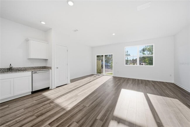 Building Photo - 6155 Daerr Rdg St