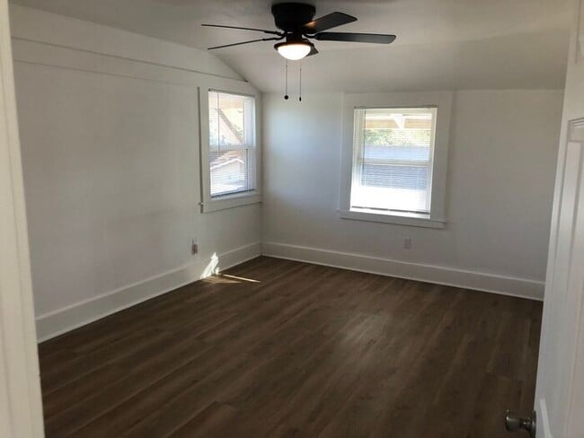 Building Photo - Two Story Home - 7 Bedrooms and 4 Bathroom...