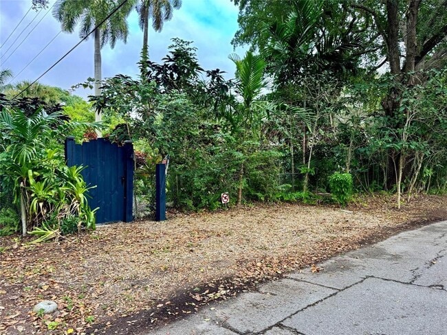 Building Photo - 737 SW 14th Ave