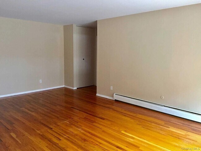 Building Photo - 8 Colonial Rd