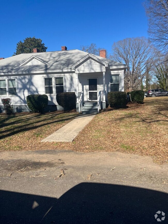 Building Photo - Charming Newly Renovated Duplex in Belmont...