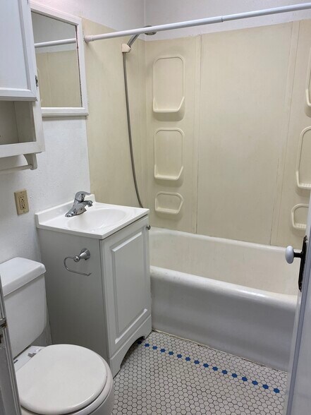 Building Photo - 3078 N Bartlett Ave