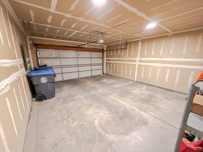 Building Photo - 313 Hunters Way
