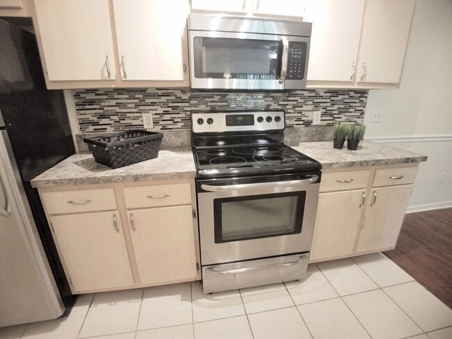 Building Photo - Gorgeous  Forest View, Wood Floors  1/1 condo for RENT @The Crest close to UCF.
