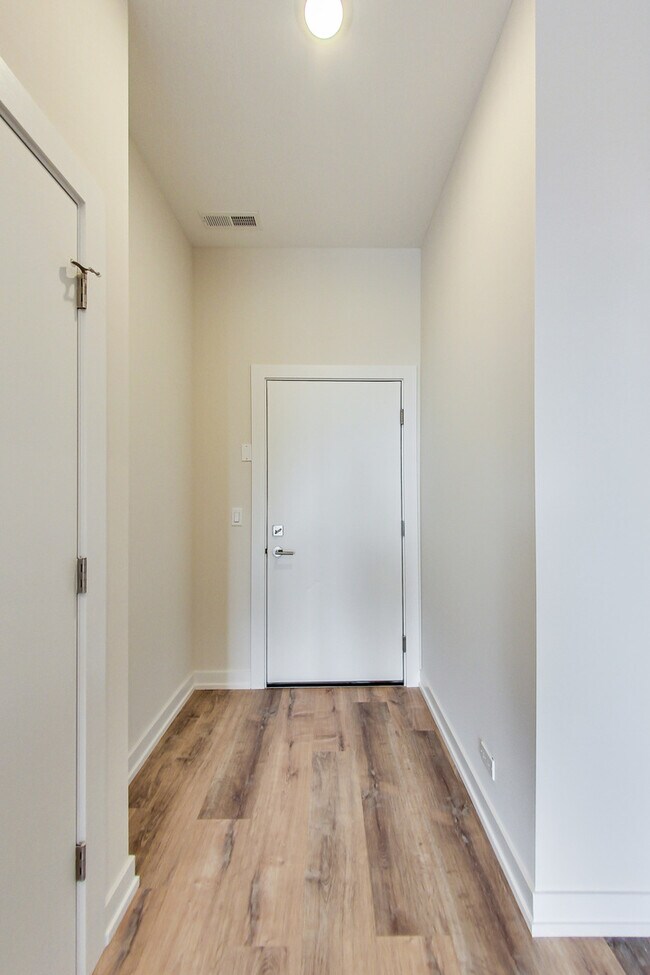 Building Photo - 2827 N Clybourn Ave