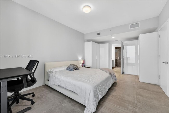 Building Photo - 1010 Brickell Ave