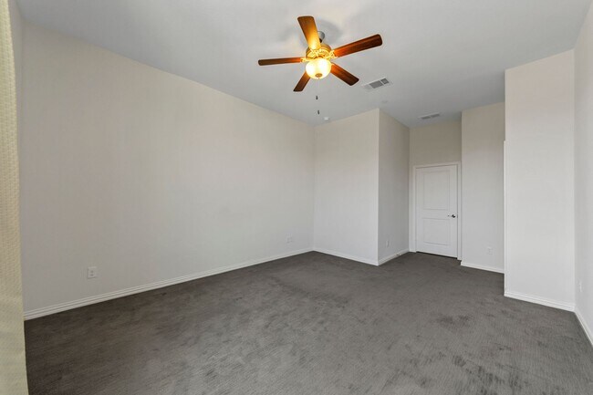 Building Photo - Luxury Townhouse