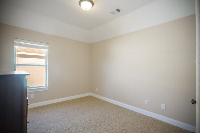 Building Photo - 2 Hadlock Pl