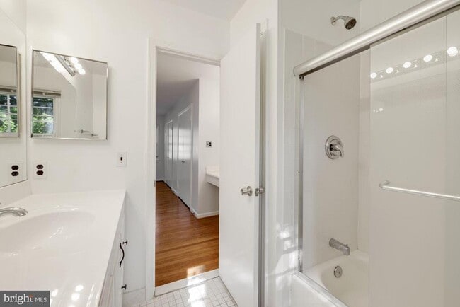 Building Photo - 8208 Gainsborough Ct W