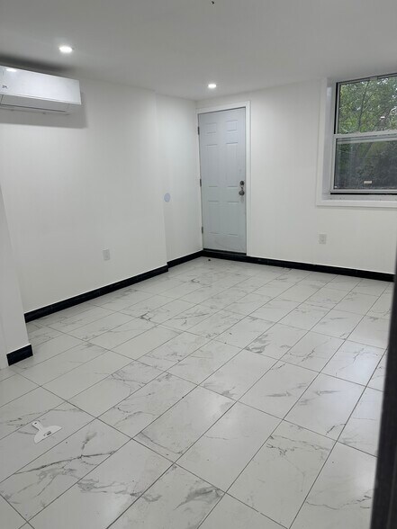 Building Photo - 552 Congress St