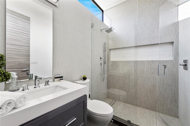 Building Photo - 1400 Bayview Dr