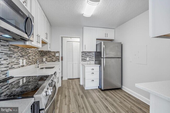 Building Photo - 2300 Pimmit Dr