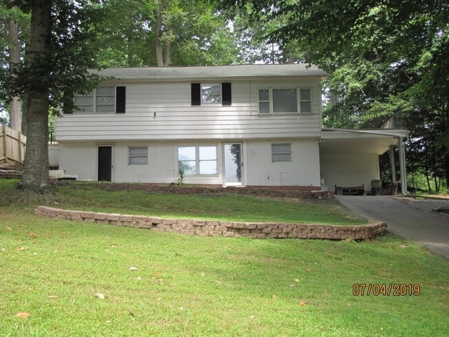 Primary Photo - Spacious 5 Bedroom Home with Spectacular L...