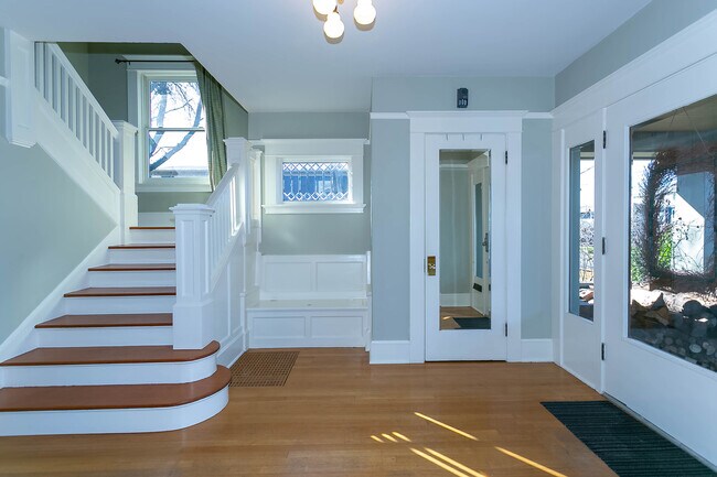 Foyer - 718 NE Dekum St
