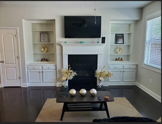 Building Photo - 201 Aventine Ln