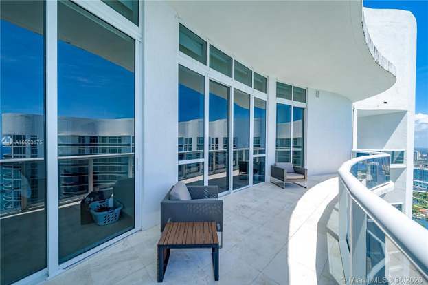 Building Photo - 15811 Collins Ave