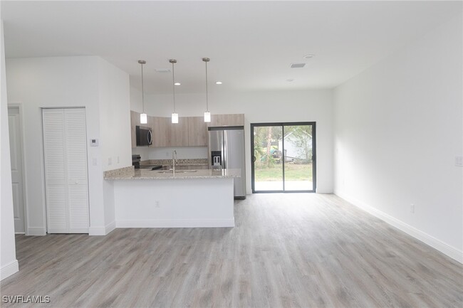 Building Photo - 3015 S Balsam Cir