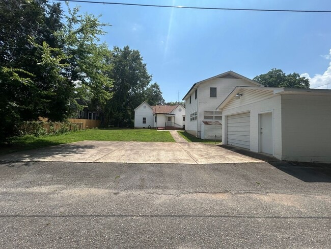 Building Photo - 213 E Buford St