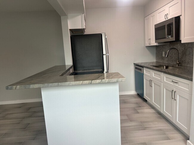 Building Photo - Renovated Treasure Island 1BR Condo - Steps to the Beach!