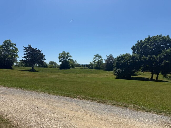 Building Photo - 415 Meadowbrook Rd