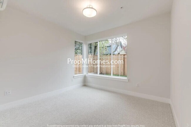 Building Photo - Modern Two Bedroom Unit with Fenced Yard!