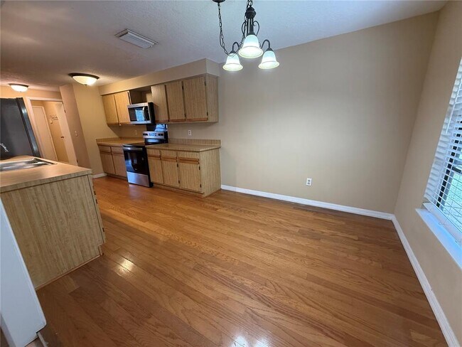 Building Photo - 525 Lakeview Dr