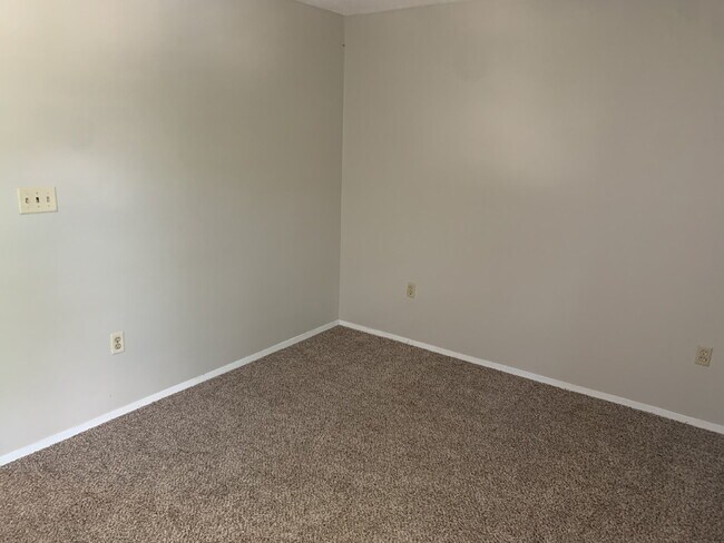 Building Photo - "Charming 2-Bed Townhouse Retreat in Fort ...