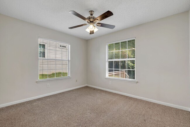 Building Photo - NE Tallahassee Townhome with Community Pool