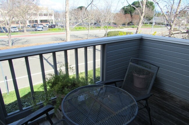 Building Photo - Beautiful 3 Bed/2.5 Bath Townhome