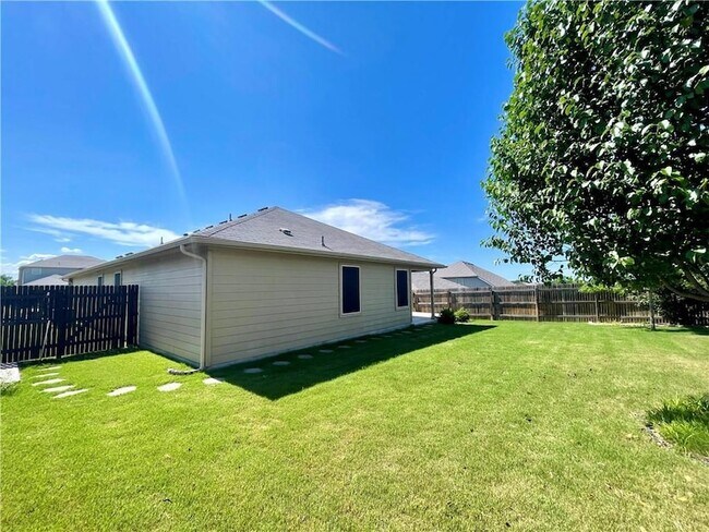 Building Photo - 115 Leona River Trl