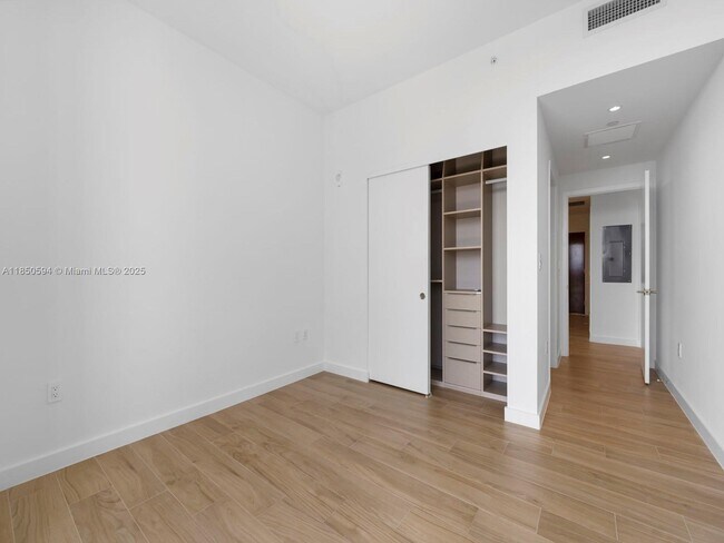 Building Photo - 2678 Tigertail Ave