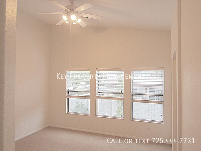 Building Photo - 3 BEDROOM 2.5 BATH TOWNHOME WITH 2 CAR GAR...