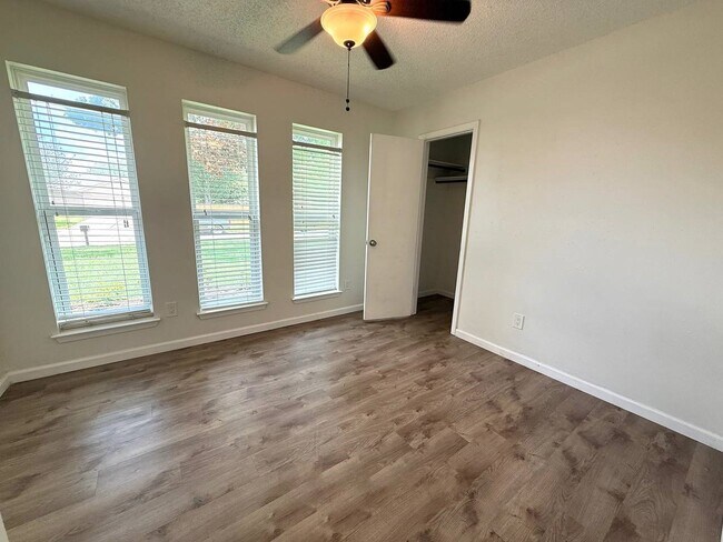 Building Photo - 646 Fair Oak Dr