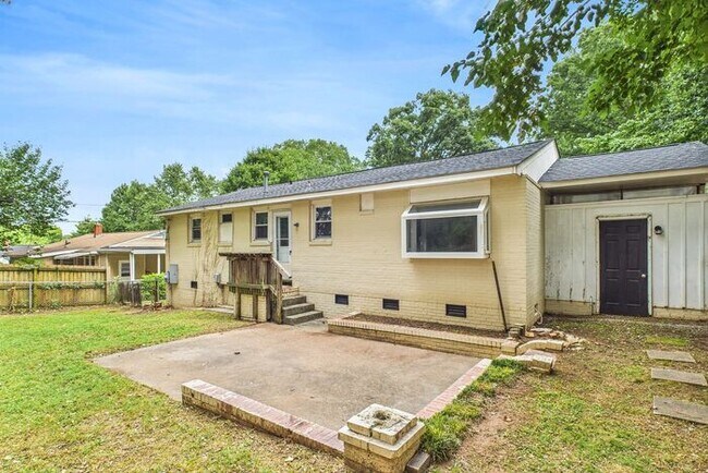 Building Photo - NW Brick Home in the Desirable Guilford Hi...