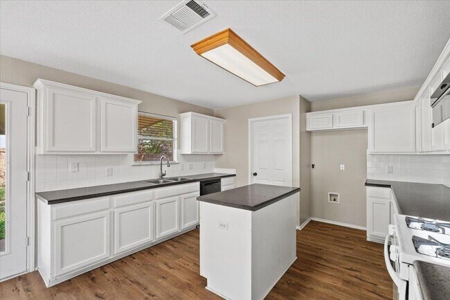 Building Photo - 1612 Rossport Bend