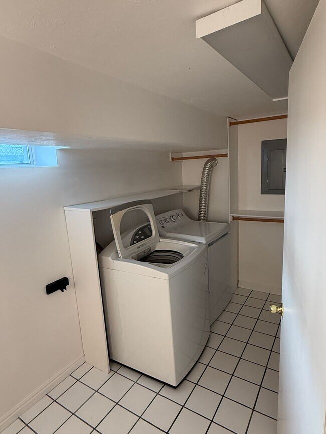 Building Photo - Beautiful 4 bedroom 3 bathroom home!