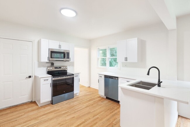Building Photo - Beautiful Newly Renovated 2/1 w/ Large Fen...