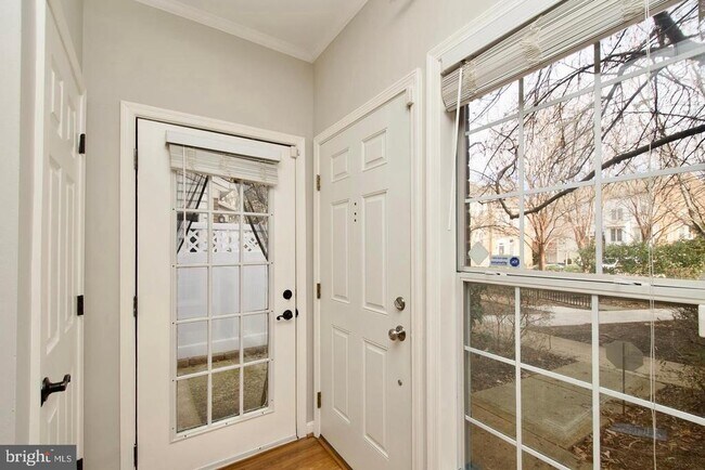 Building Photo - 2324 Henshaw Pl