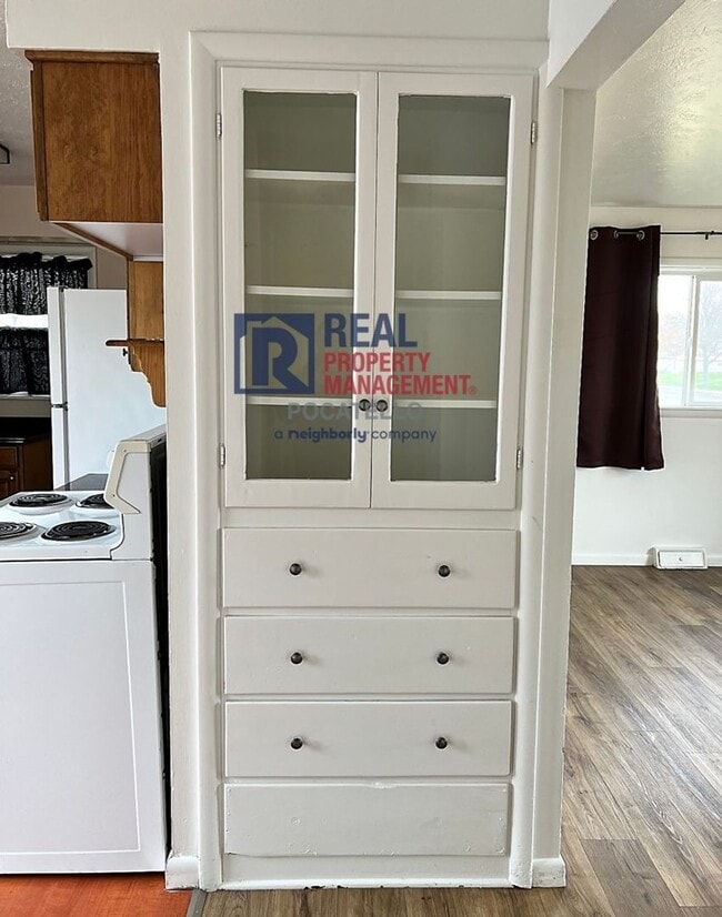 Building Photo - 4 bedroom 2 bath - 1 Car Detached Garage -...