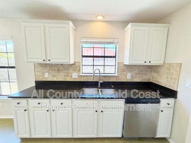 Building Photo - 710 Swan Ln