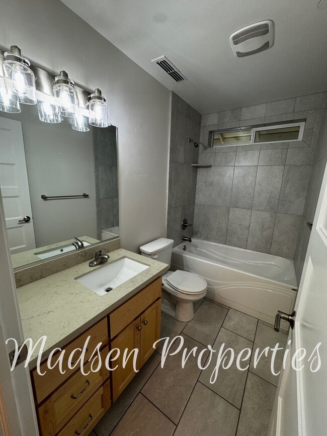 Building Photo - 2127 Hewitt Ave