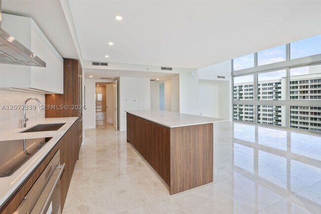 Building Photo - 1500 Bay Dr E