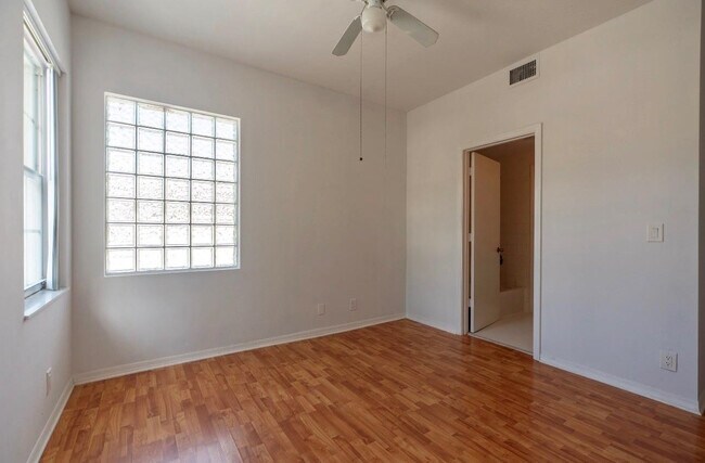 Building Photo - 1928 Madeira Dr