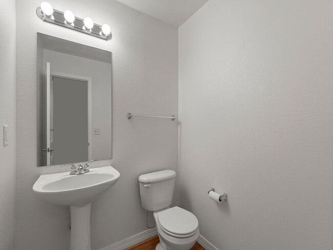 Building Photo - Beautiful 2 Bed 2.5 Bath Townhouse in SE F...