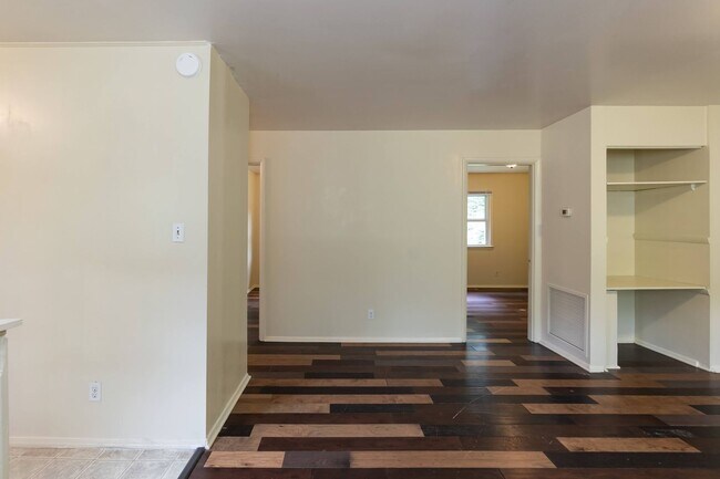 Building Photo - 817 S Plum St
