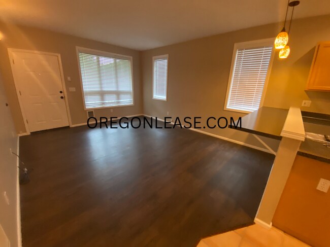 Building Photo - 2 bed 2 bath South Eugene Townhome