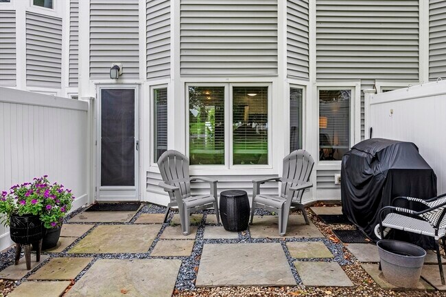 Building Photo - 18 Westcliff Dr