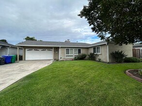 Building Photo - Spacious 3 Bed/1.5 Bath Home Located in He...